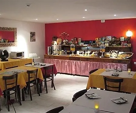 Le National 2* Σετ